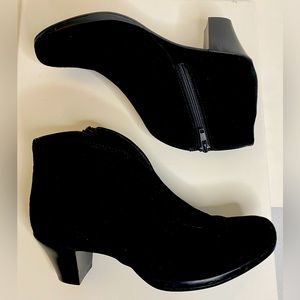 Munro American suede ankle boots size 6.5